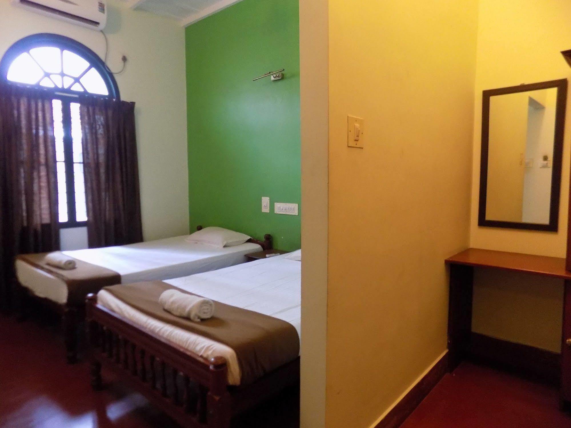 Bed and Breakfast Elphinstone Residency à Kochi Extérieur photo